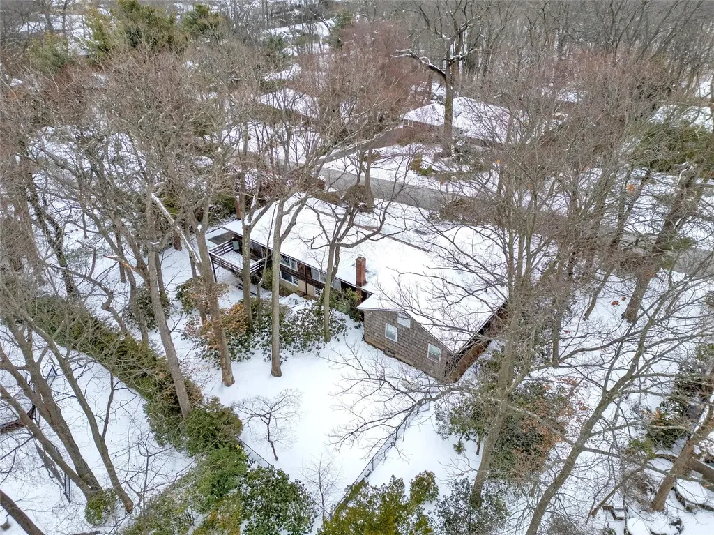 59 The Hemlocks Roslyn NY 11576
