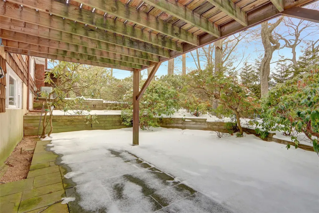 59 The Hemlocks Roslyn NY 11576