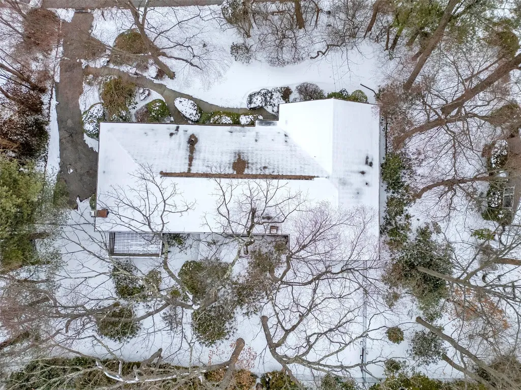 59 The Hemlocks Roslyn NY 11576