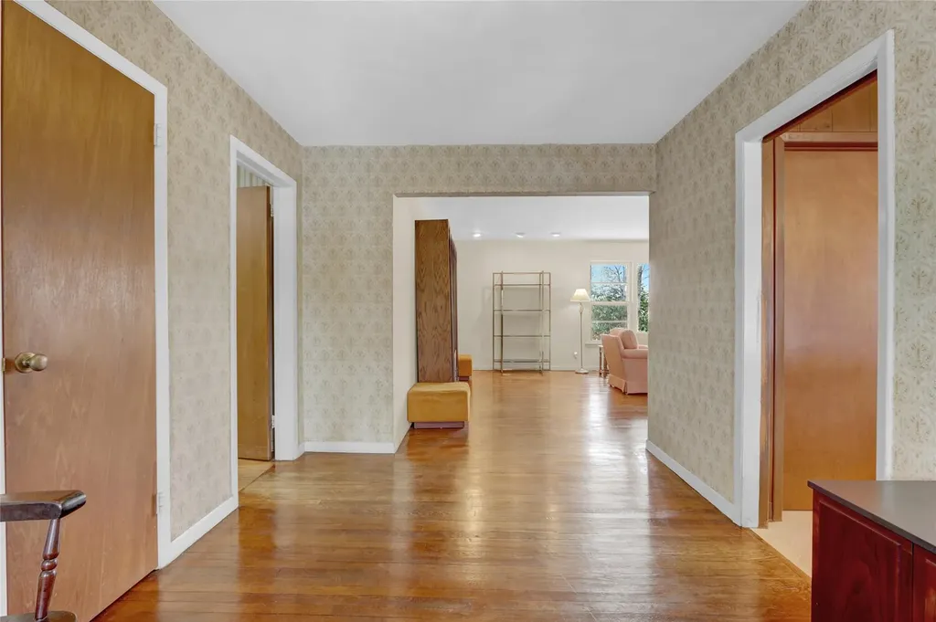 59 The Hemlocks Roslyn NY 11576