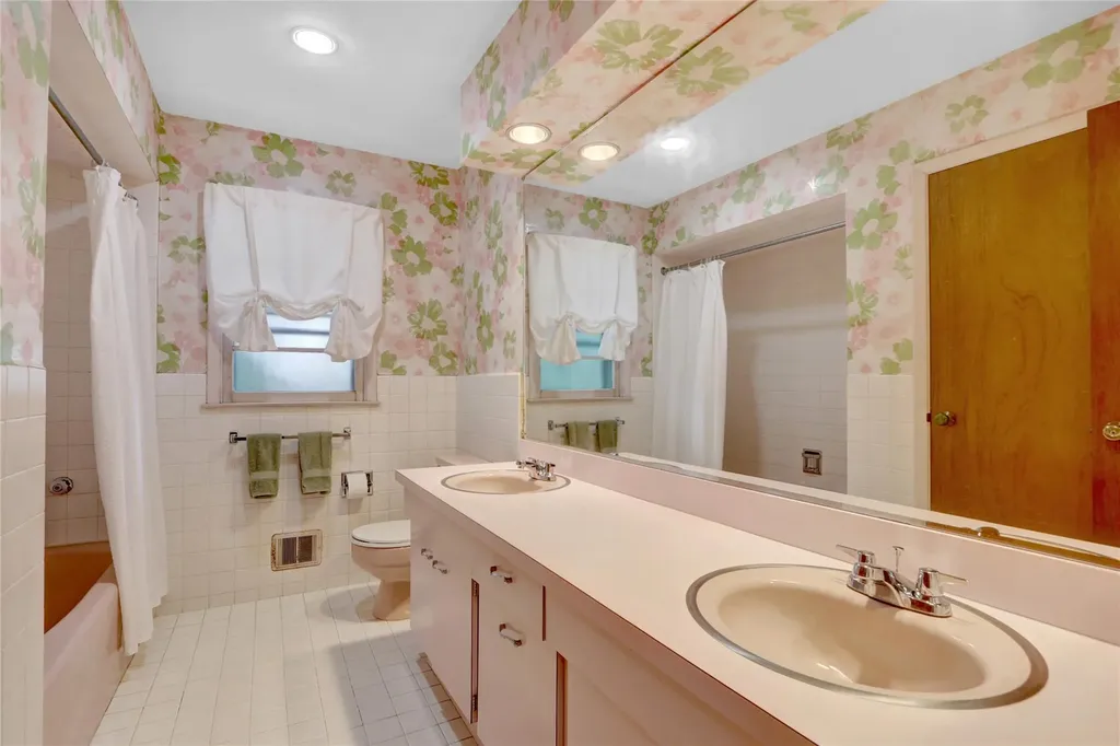 59 The Hemlocks Roslyn NY 11576