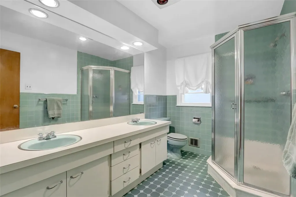 59 The Hemlocks Roslyn NY 11576