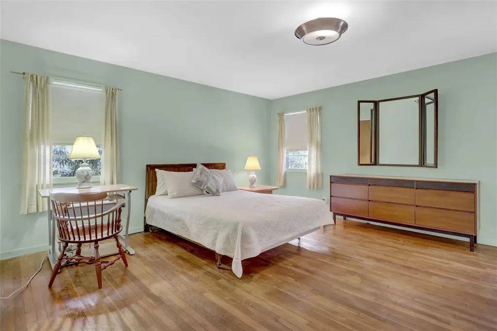 59 The Hemlocks Roslyn NY 11576