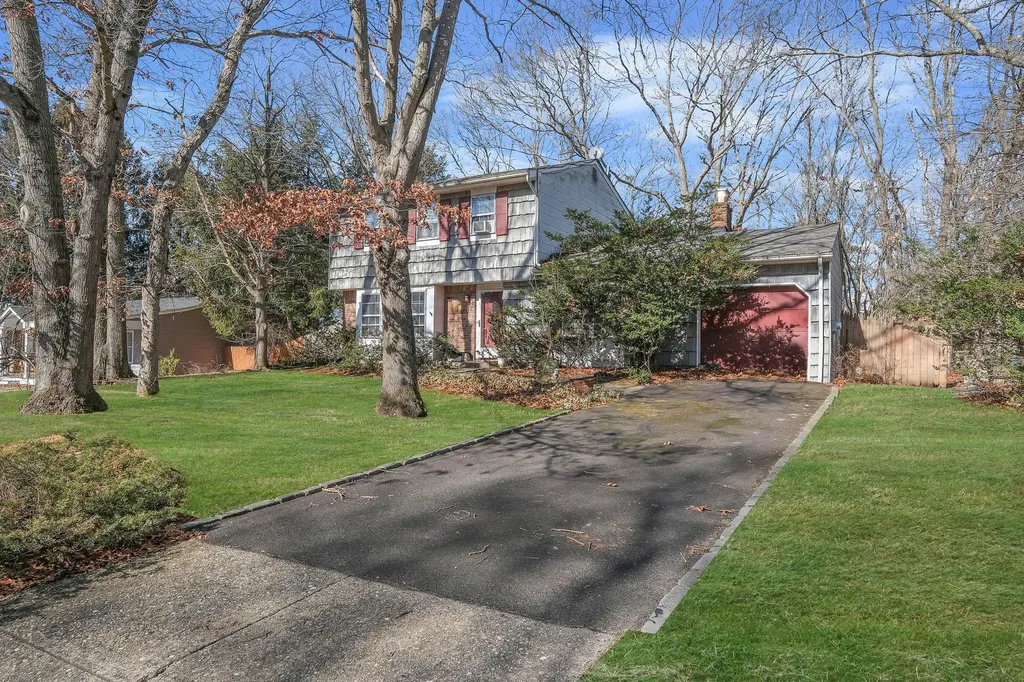 15 Bellaire Drive Ridge NY 11961
