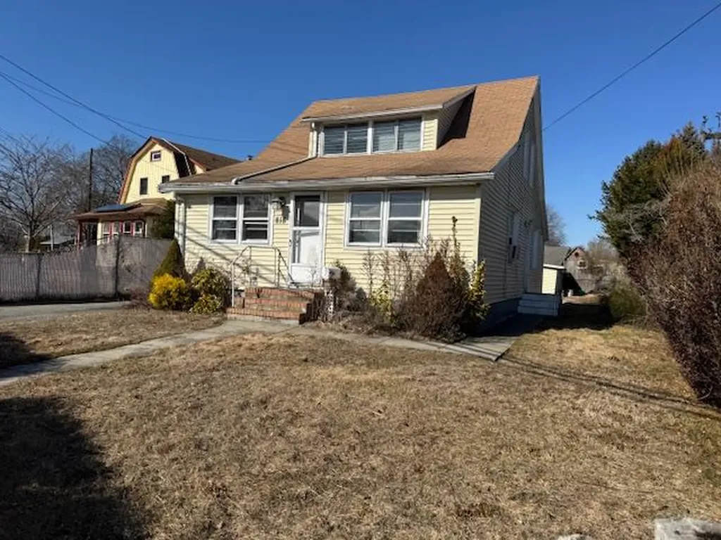 818 Pulaski Street Riverhead NY 11901
