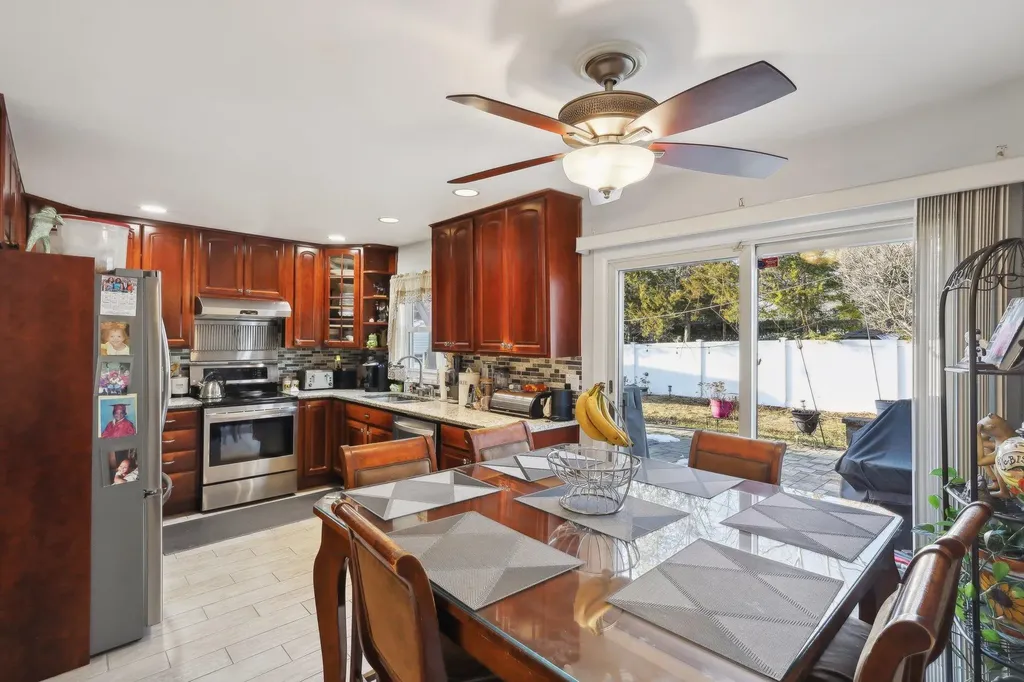 29 Whitfield Lane Coram NY 11727