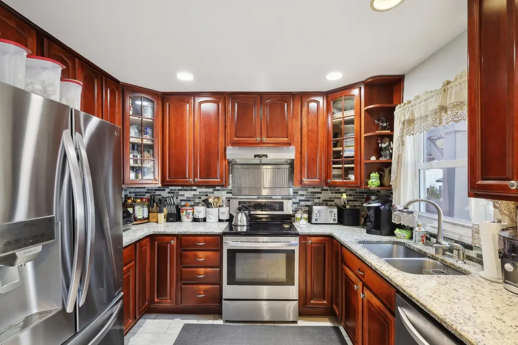 29 Whitfield Lane Coram NY 11727