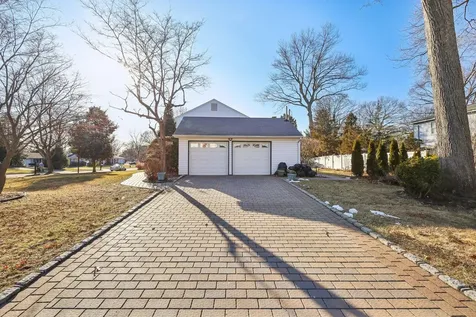 29 Whitfield Lane Coram NY 11727