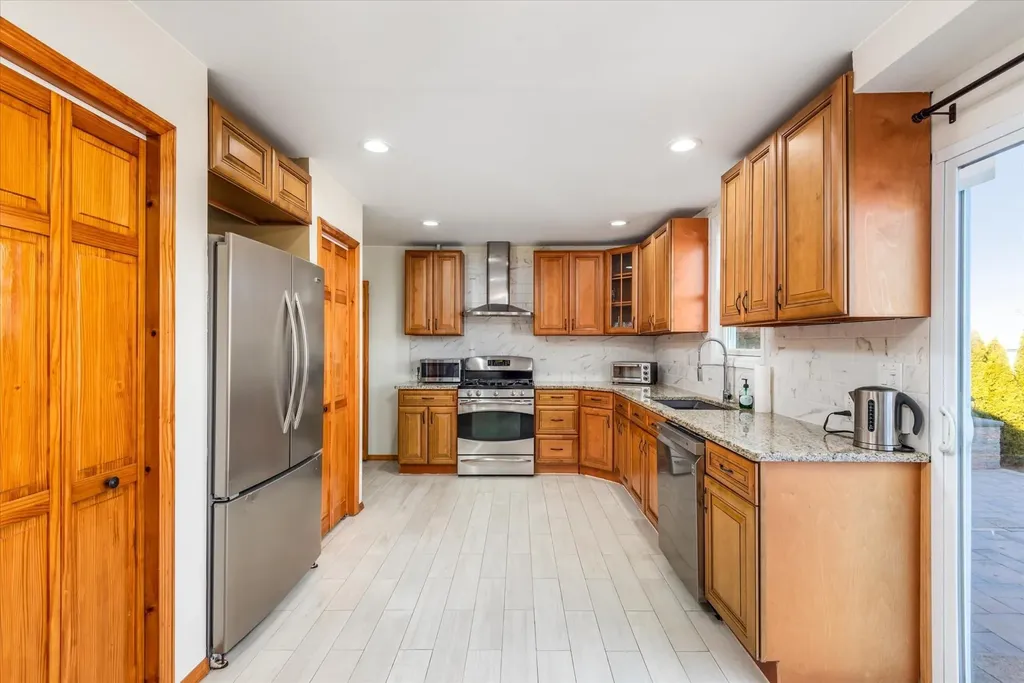 256 Phyllis Drive Lindenhurst NY 11757