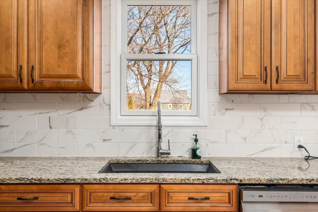 256 Phyllis Drive Lindenhurst NY 11757