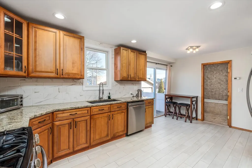 256 Phyllis Drive Lindenhurst NY 11757