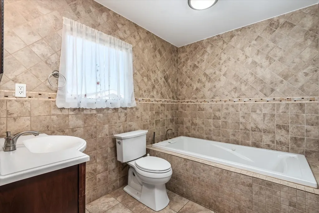 256 Phyllis Drive Lindenhurst NY 11757