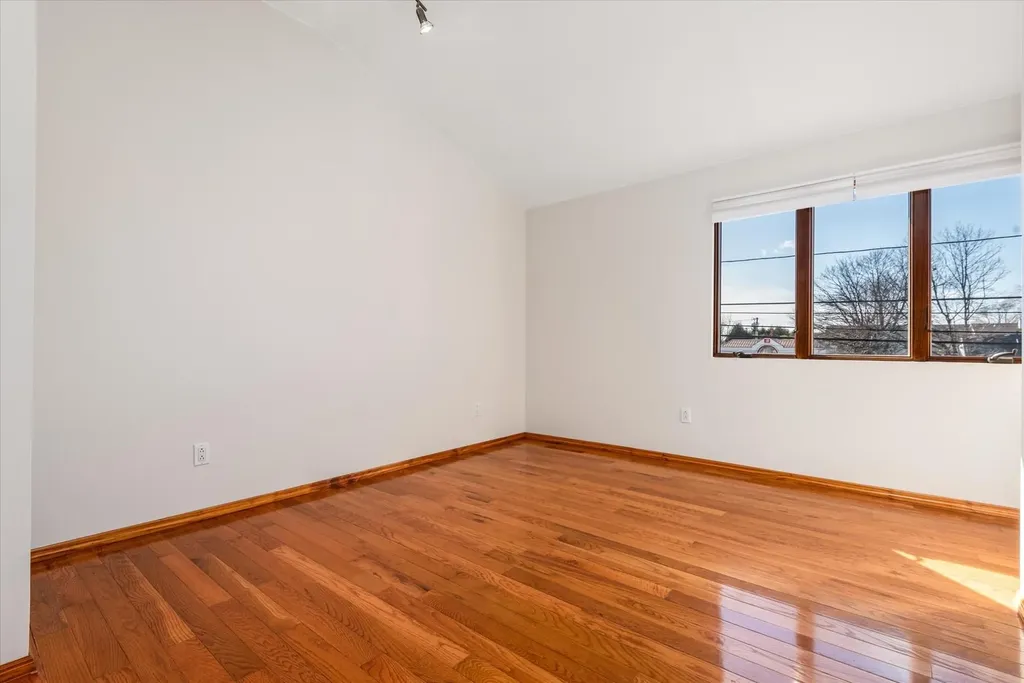 256 Phyllis Drive Lindenhurst NY 11757