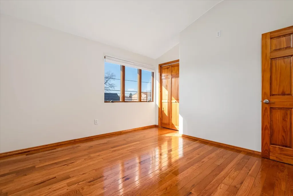 256 Phyllis Drive Lindenhurst NY 11757