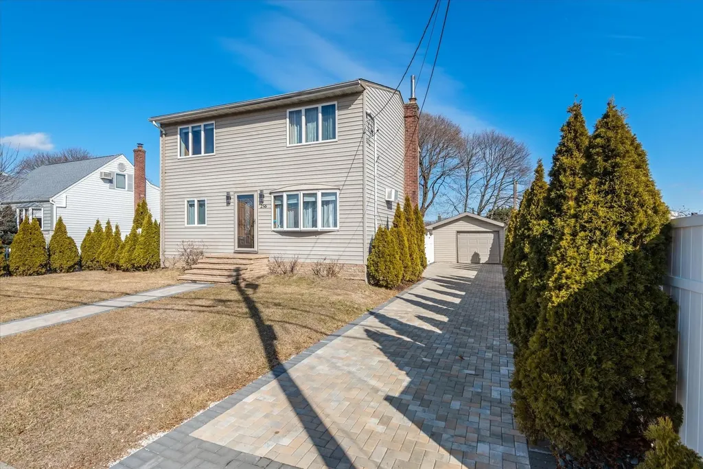 256 Phyllis Drive Lindenhurst NY 11757