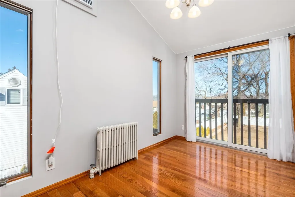 256 Phyllis Drive Lindenhurst NY 11757