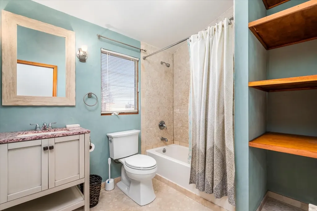 256 Phyllis Drive Lindenhurst NY 11757