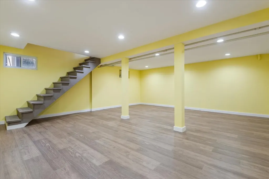 256 Phyllis Drive Lindenhurst NY 11757
