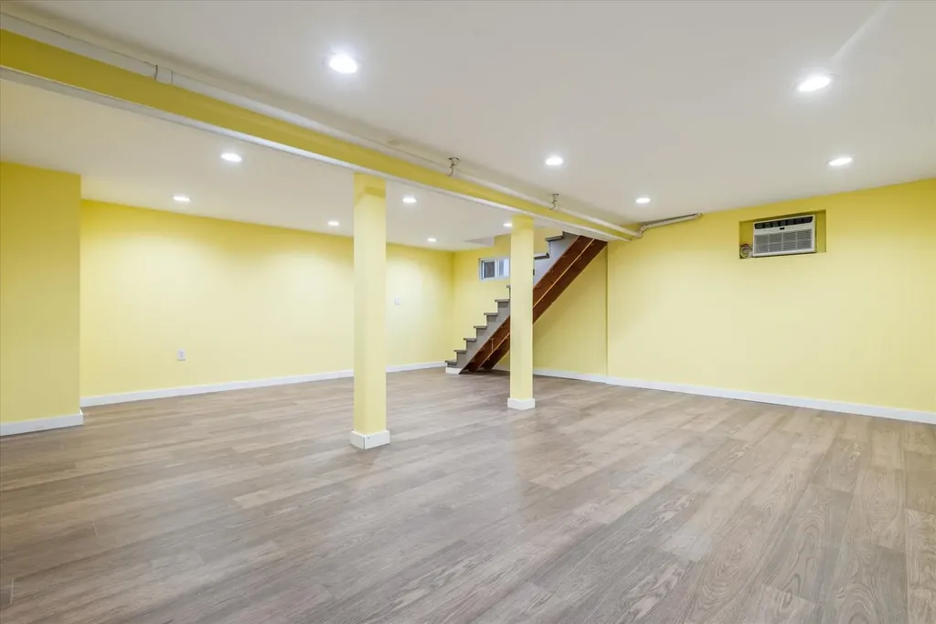 256 Phyllis Drive Lindenhurst NY 11757
