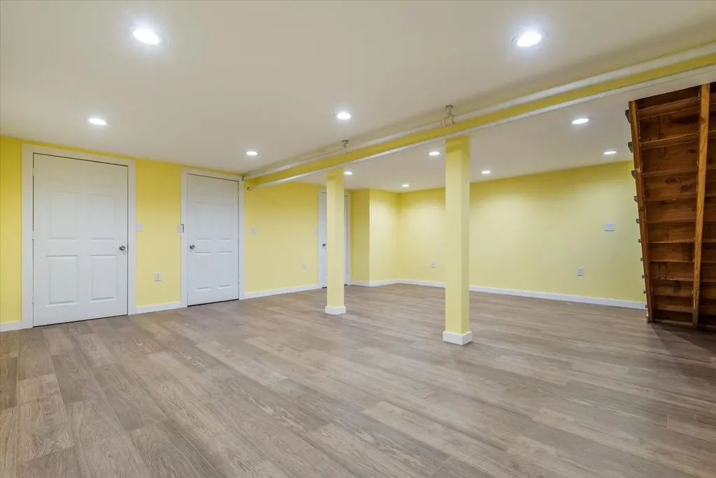 256 Phyllis Drive Lindenhurst NY 11757