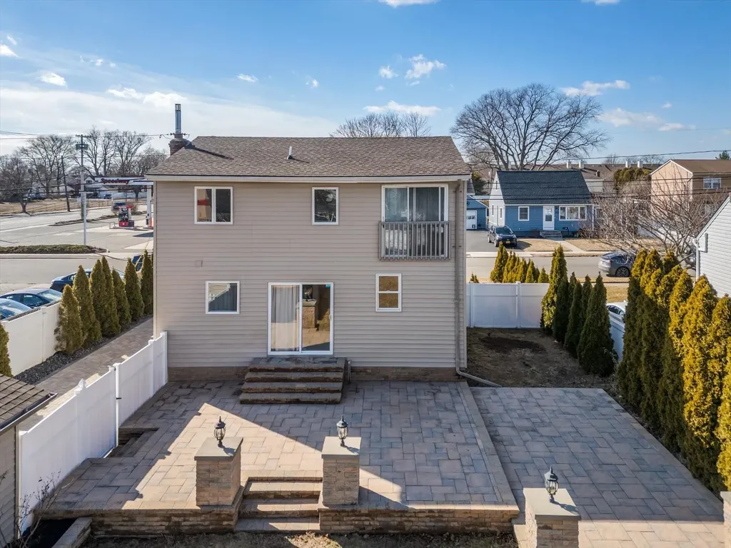 256 Phyllis Drive Lindenhurst NY 11757