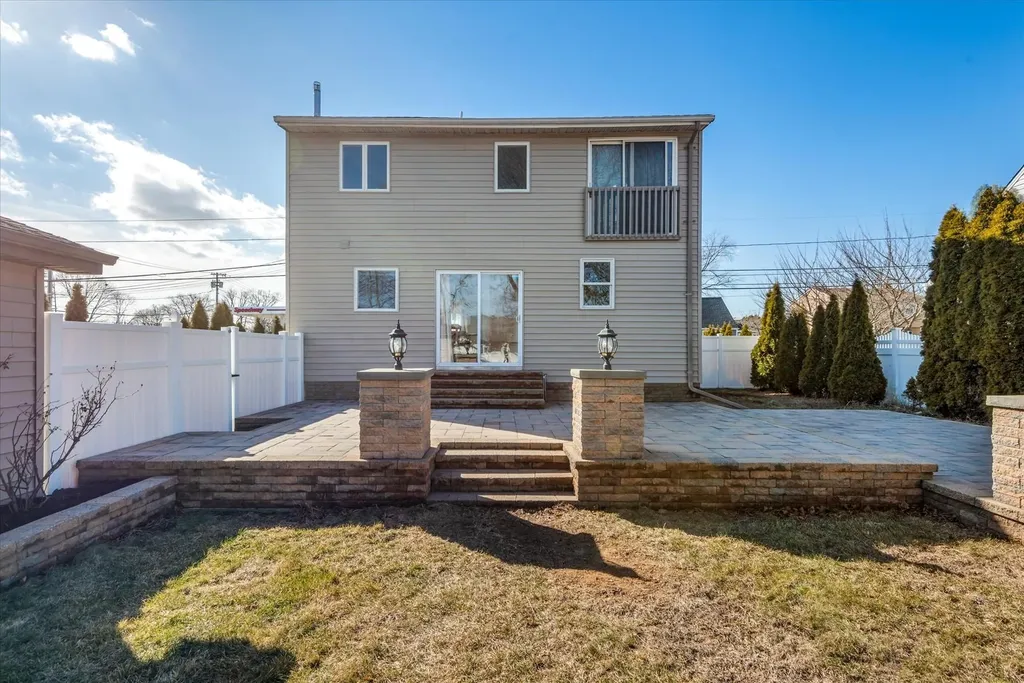 256 Phyllis Drive Lindenhurst NY 11757