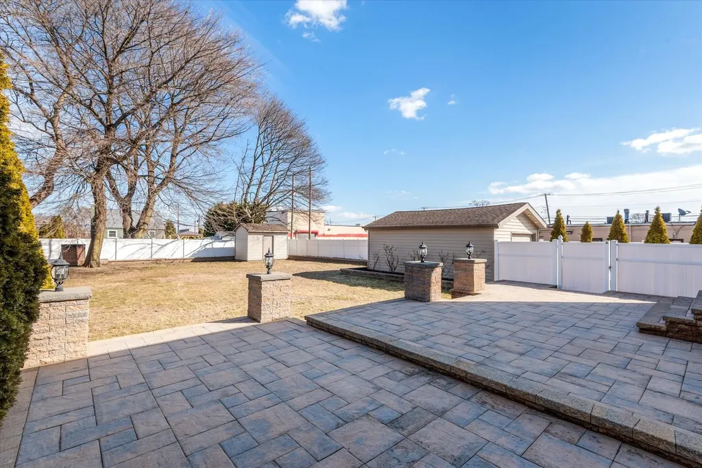 256 Phyllis Drive Lindenhurst NY 11757
