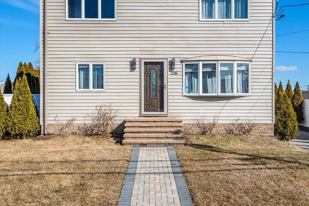 256 Phyllis Drive Lindenhurst NY 11757