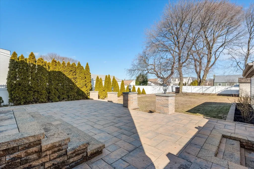 256 Phyllis Drive Lindenhurst NY 11757