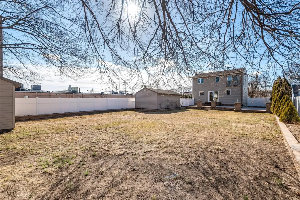256 Phyllis Drive Lindenhurst NY 11757