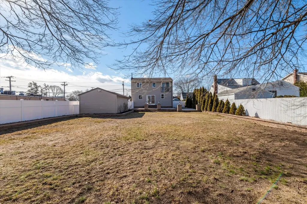 256 Phyllis Drive Lindenhurst NY 11757