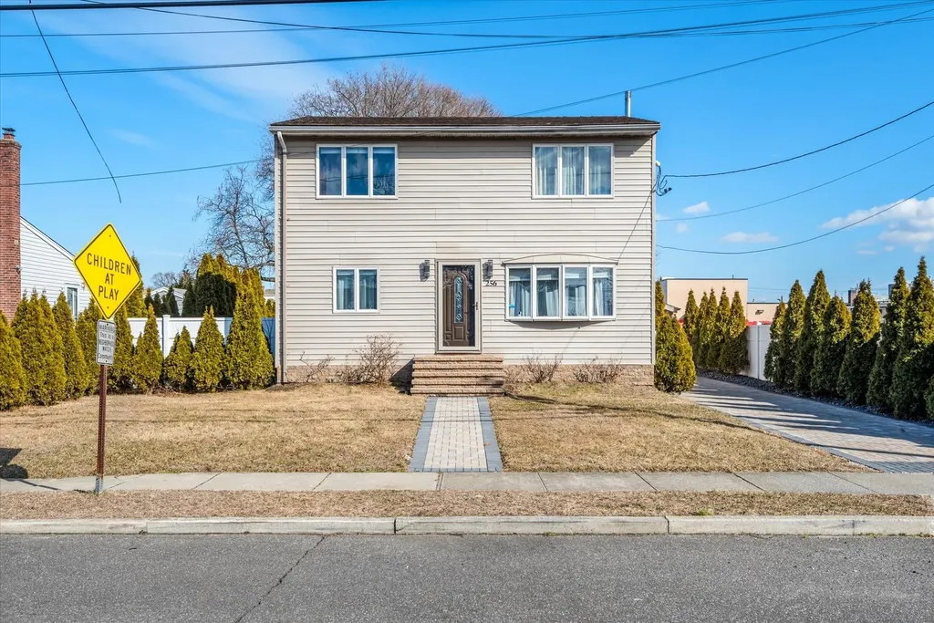 256 Phyllis Drive Lindenhurst NY 11757