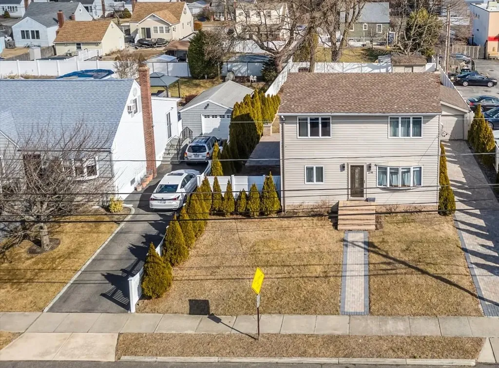256 Phyllis Drive Lindenhurst NY 11757