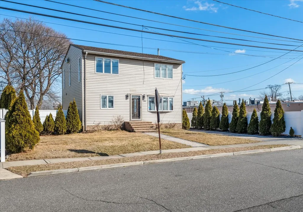 256 Phyllis Drive Lindenhurst NY 11757