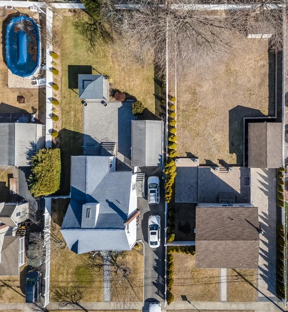 256 Phyllis Drive Lindenhurst NY 11757