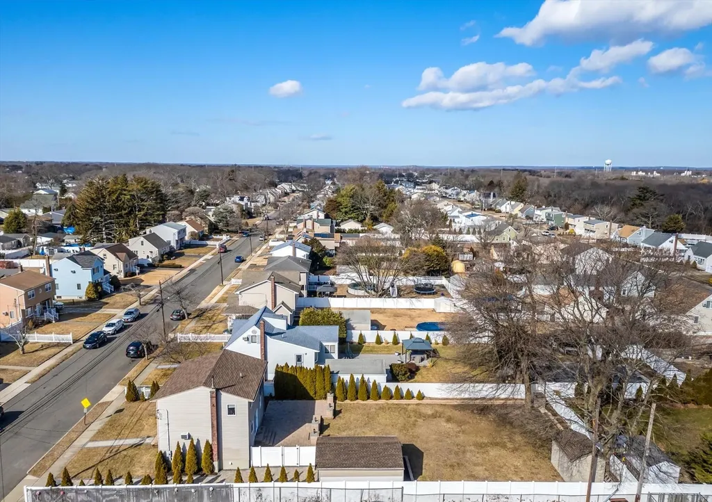 256 Phyllis Drive Lindenhurst NY 11757