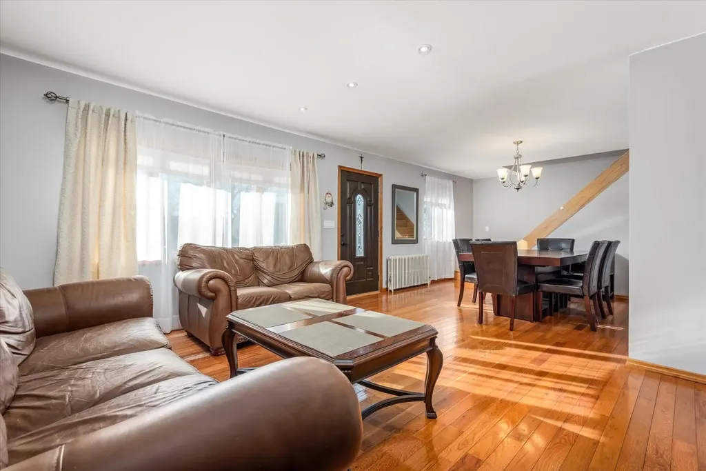 256 Phyllis Drive Lindenhurst NY 11757