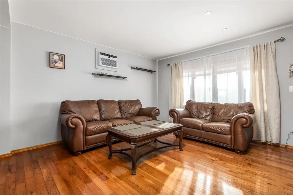 256 Phyllis Drive Lindenhurst NY 11757