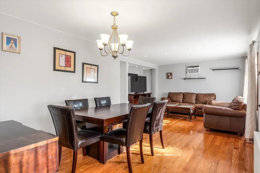 256 Phyllis Drive Lindenhurst NY 11757