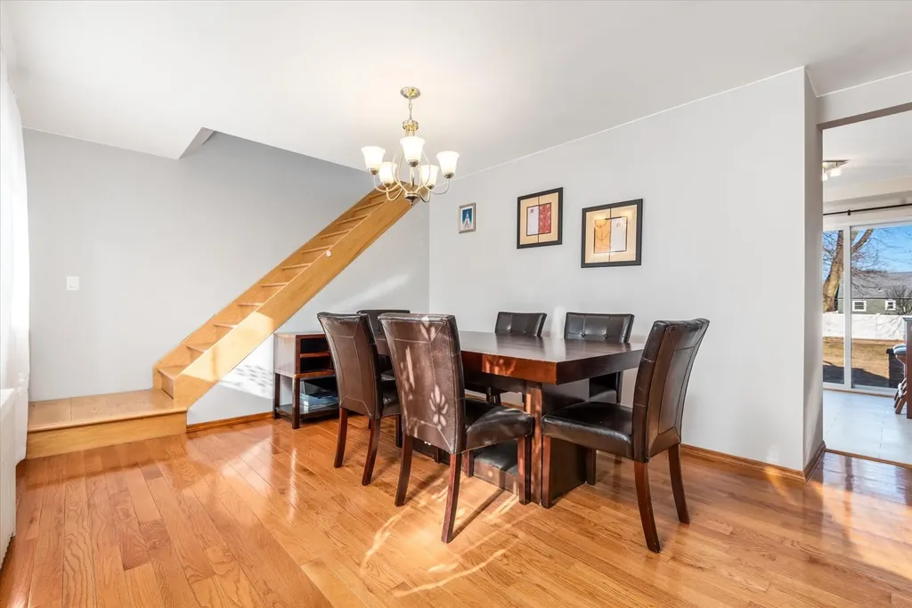 256 Phyllis Drive Lindenhurst NY 11757