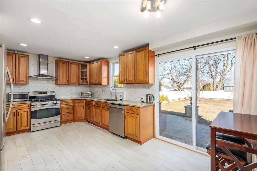 256 Phyllis Drive Lindenhurst NY 11757