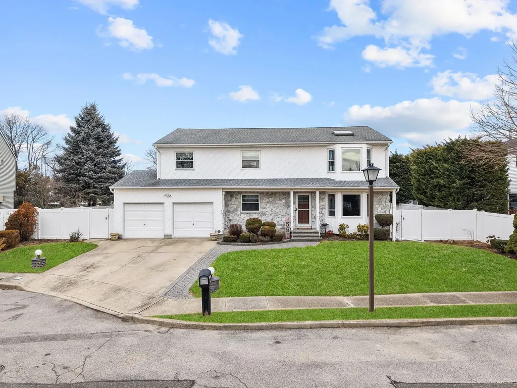 55 Waterman Court Babylon NY 11702
