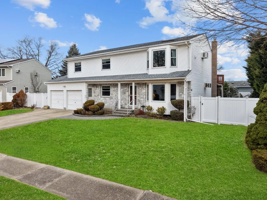 55 Waterman Court Babylon NY 11702