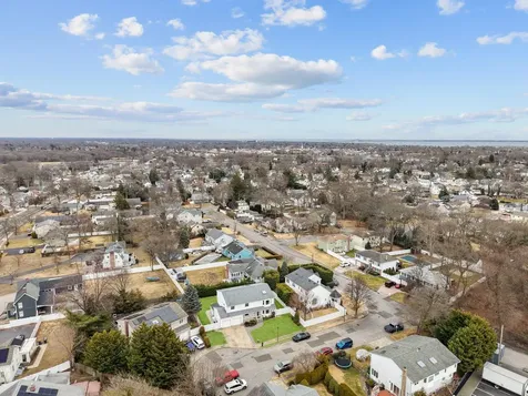 55 Waterman Court Babylon NY 11702