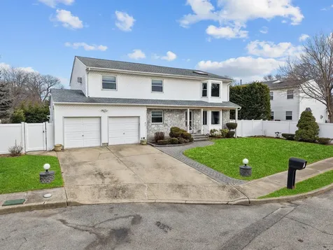 55 Waterman Court Babylon NY 11702