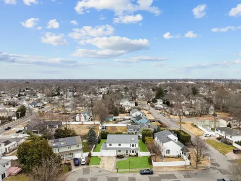 55 Waterman Court Babylon NY 11702