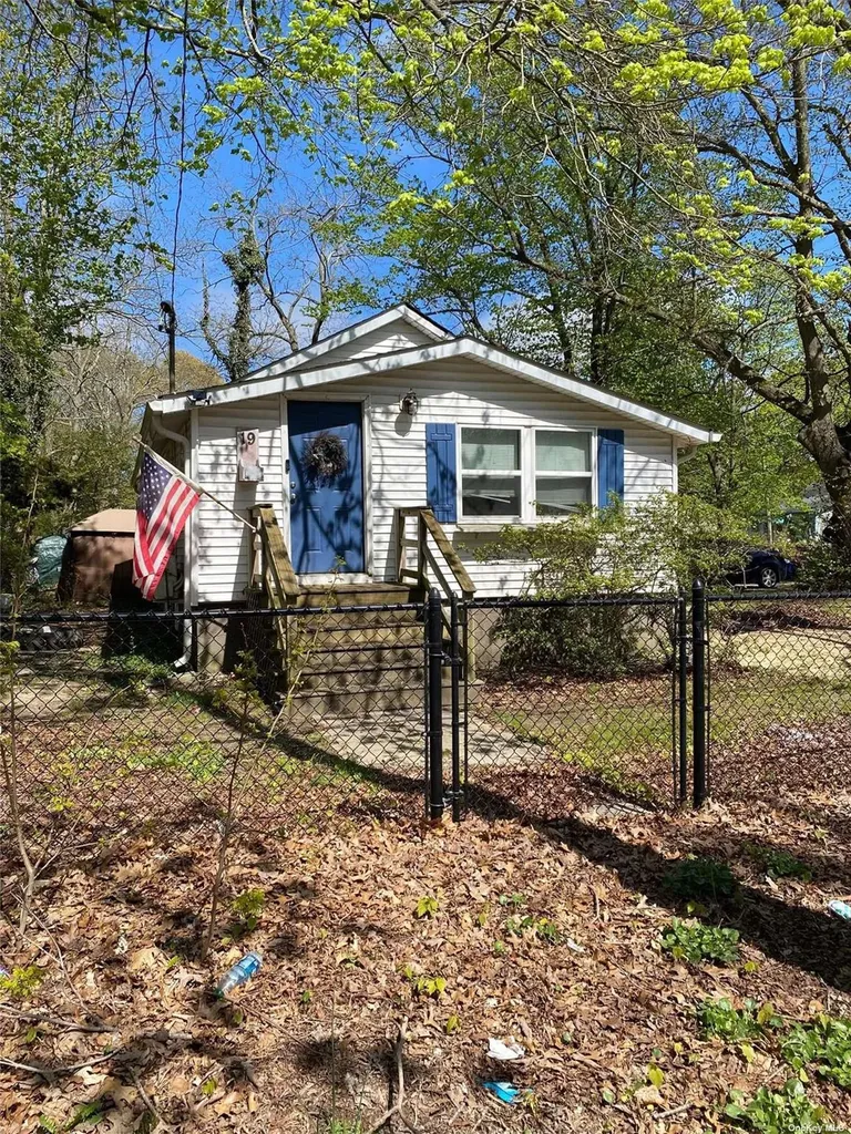 19 Grove Road Brookhaven NY 11951