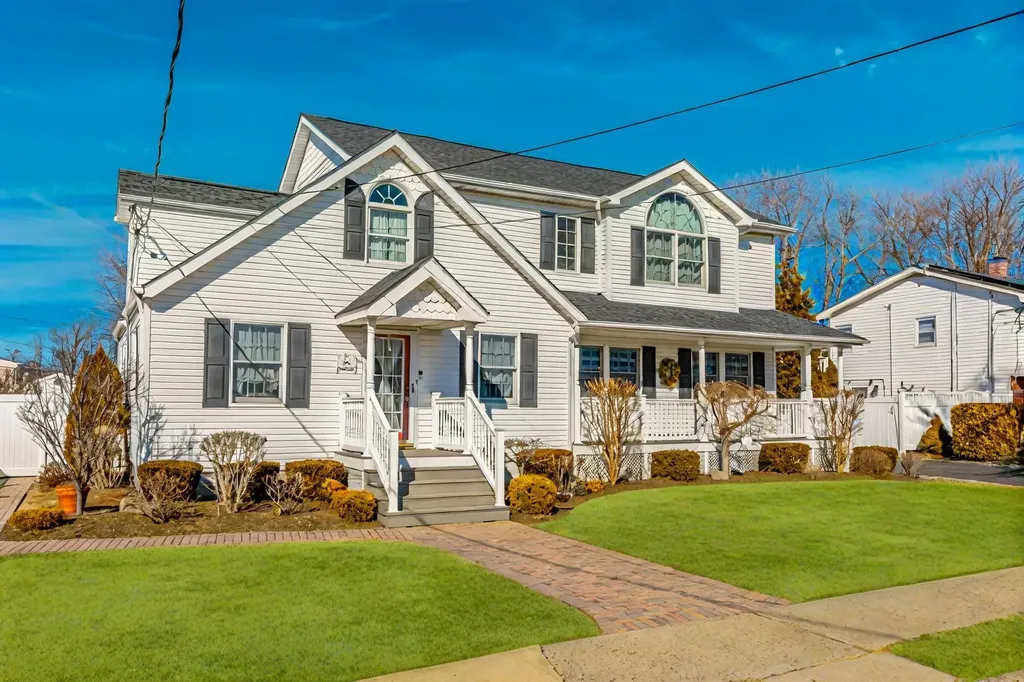 66 E Saltaire Road Lindenhurst NY 11757