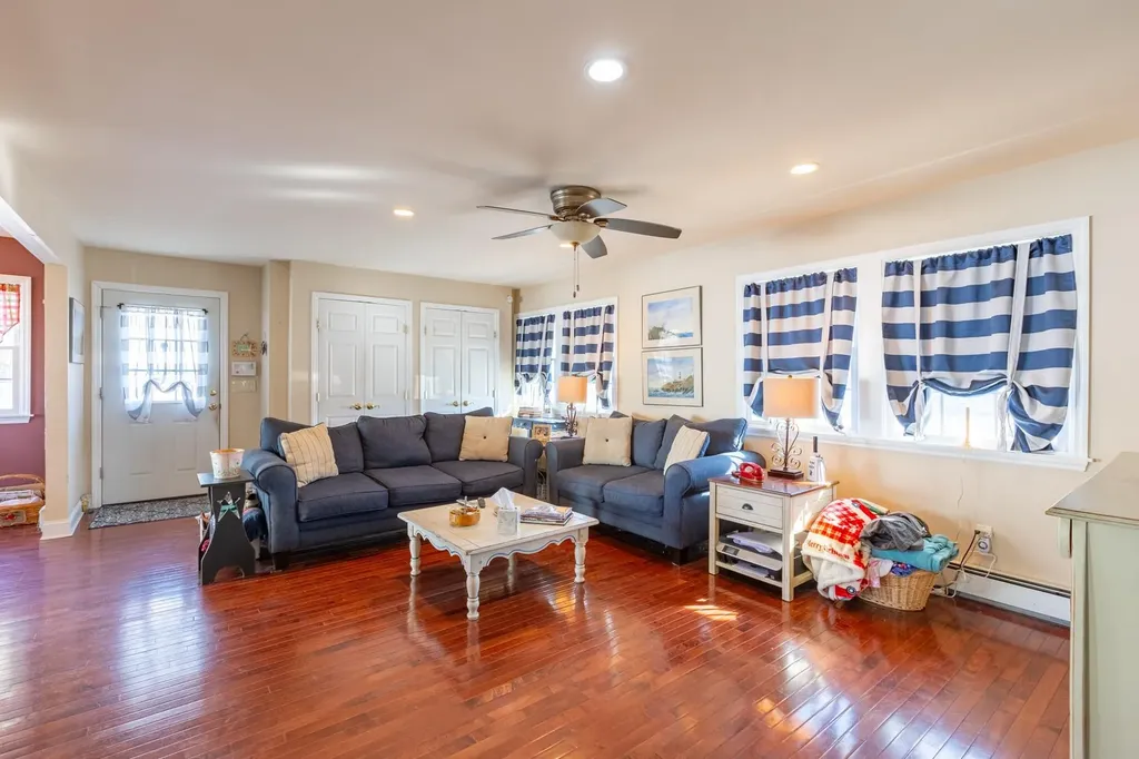 66 E Saltaire Road Lindenhurst NY 11757