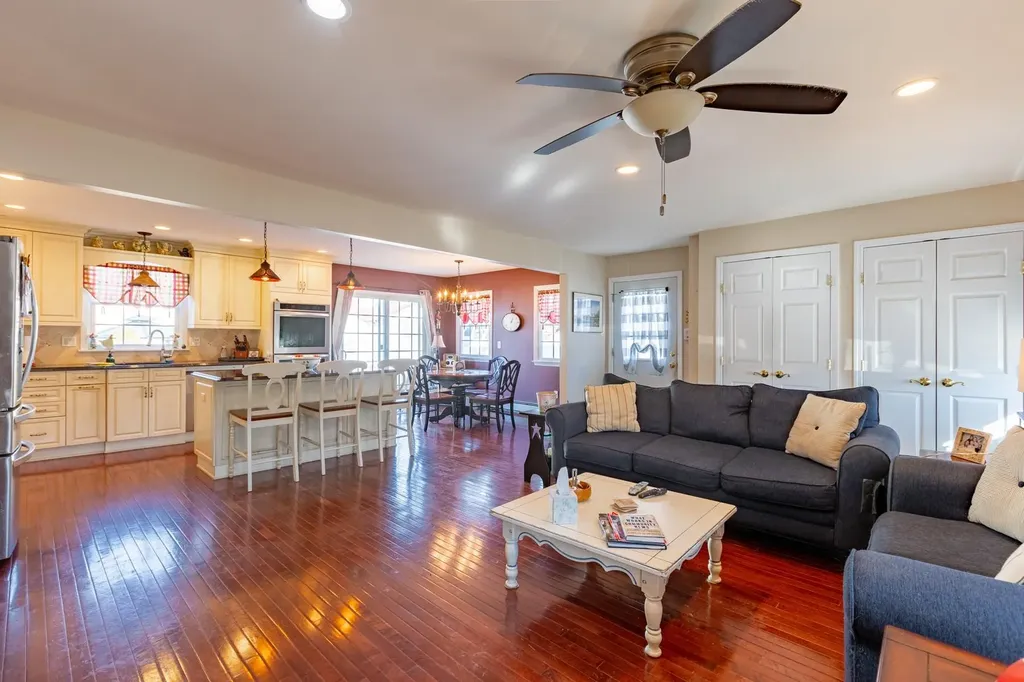 66 E Saltaire Road Lindenhurst NY 11757